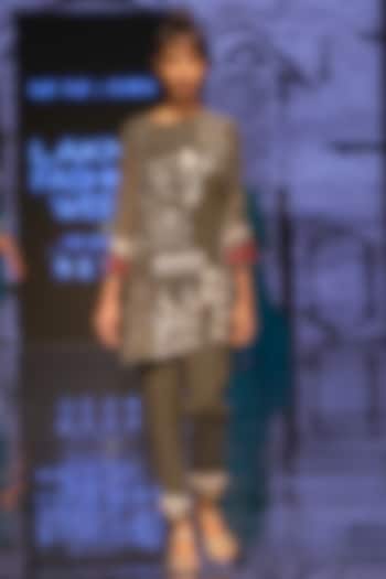 Olive Green Embroidered Kurta With Pants by Half Full Curve at Pernia's Pop Up Shop