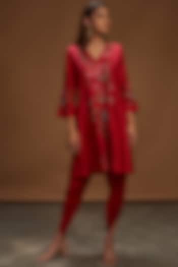 Dark Pink Hand Embroidered Kurta With Pants by Half Full Curve at Pernia's Pop Up Shop