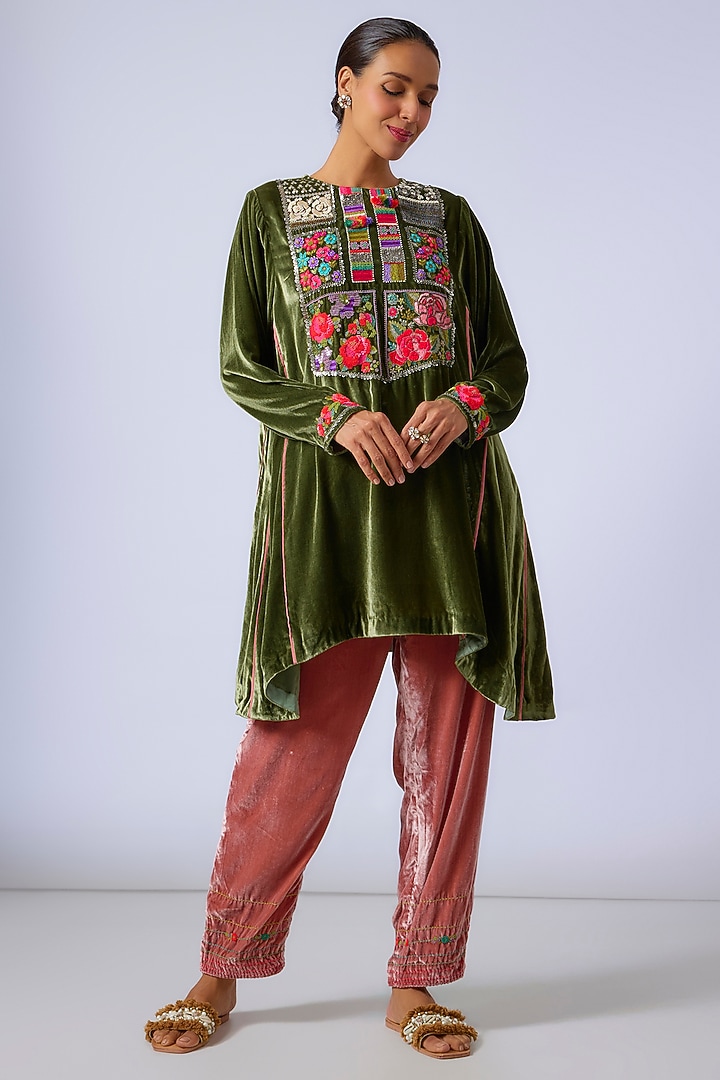 Green Silk Velvet Hand Embroidered Kurta Set by Half Full Curve at Pernia's Pop Up Shop