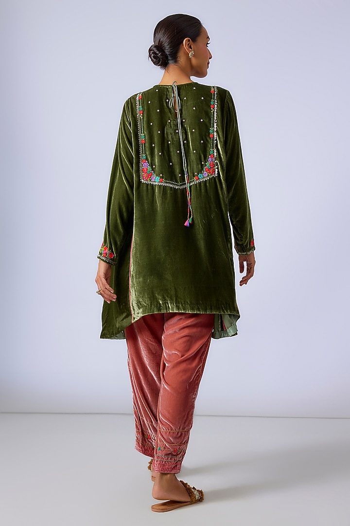 Green Silk Velvet Hand Embroidered Kurta Set by Half Full Curve at Pernia's Pop Up Shop