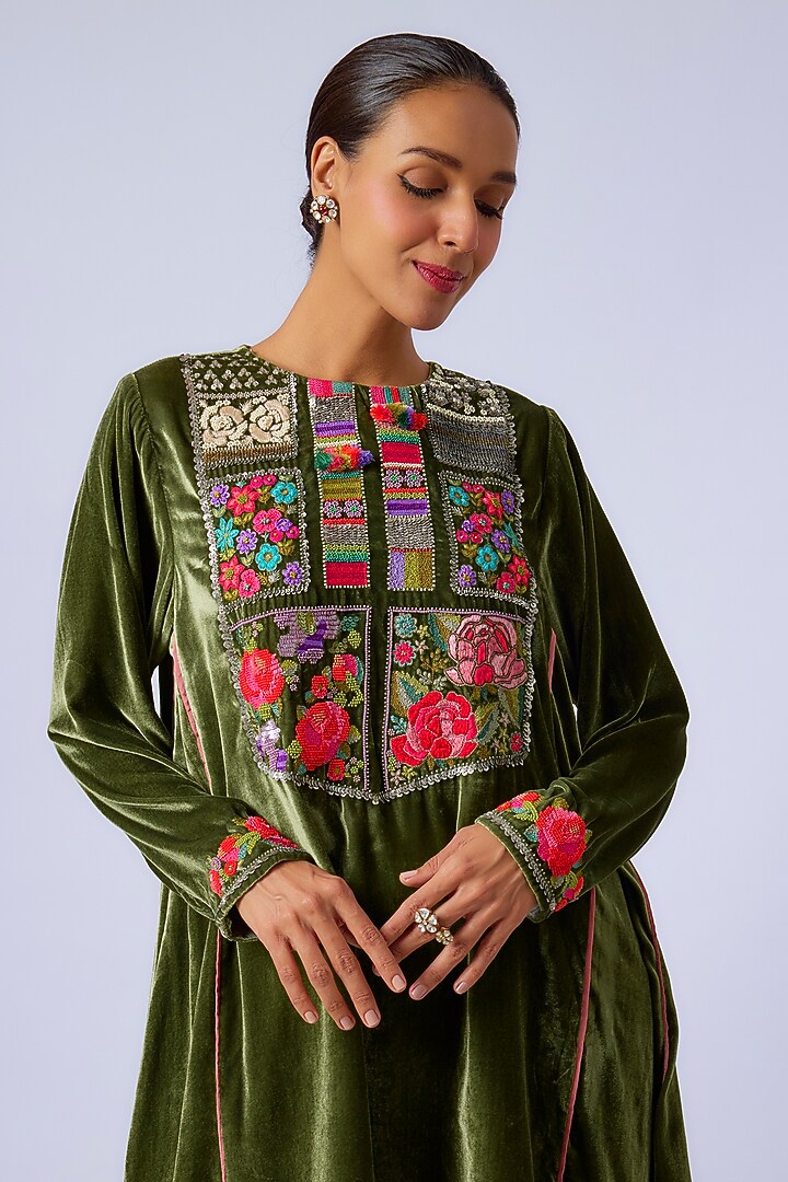 Green Silk Velvet Hand Embroidered Kurta Set by Half Full Curve at Pernia's Pop Up Shop
