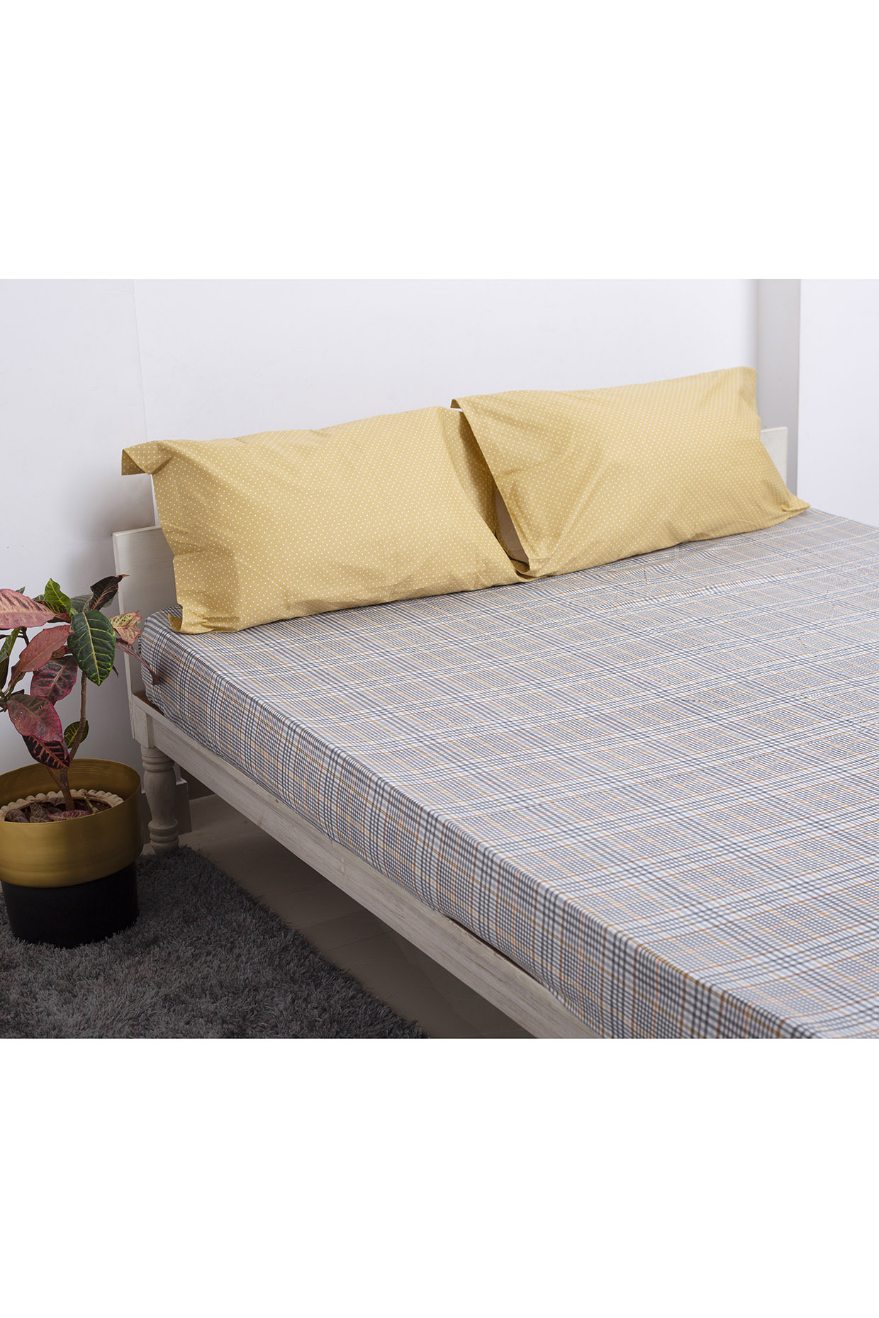 Multicolored Checkered Bedsheet Set by H2H at Pernia's Pop Up Shop