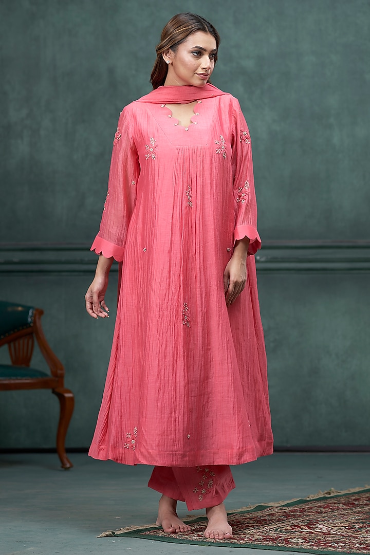 Carrot Peach Chanderi Floral Handwork Kurta Set by Hirika & Dhruti Label at Pernia's Pop Up Shop