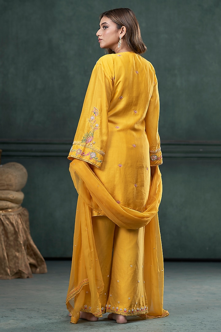 Yellow Chinya Silk Embroidered Kurta Set by Hirika & Dhruti Label at Pernia's Pop Up Shop