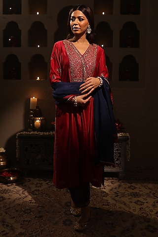 Redish Pink Chanderi Aari Embroidered Straight Kurta Set by HOUSE OF AAS