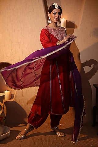 Red Chanderi Aari Embroidered Straight Kurta Set by HOUSE OF AAS