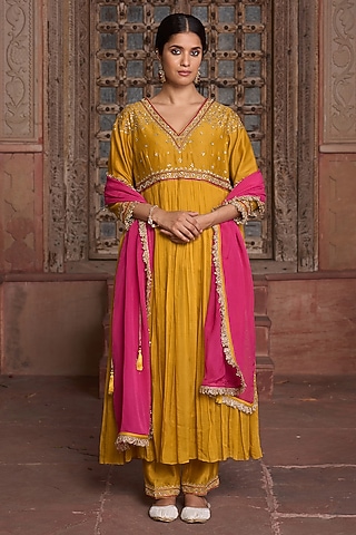 Mustard Chanderi Gold Embroidered Kurta Set by HOUSE OF AAS