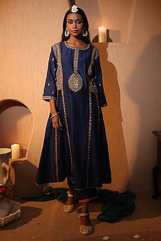 Turquoise Chanderi Aari & Mirror Embroidered Kurta Set by HOUSE OF AAS