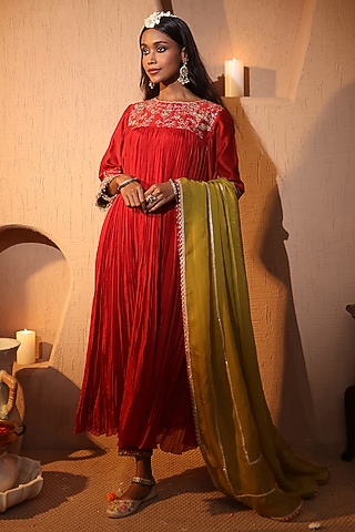 Red Chanderi Gold Embroidered Kurta Set by HOUSE OF AAS