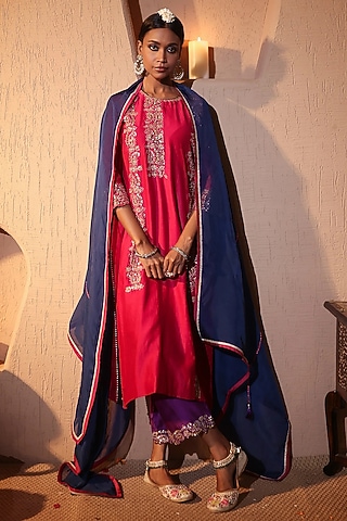 Redish Pink Chanderi Aari Embroidered Kurta Set by HOUSE OF AAS