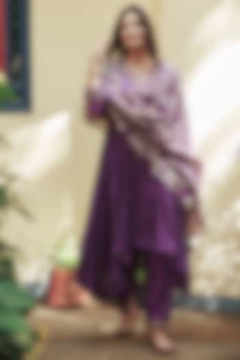 Cadmium Violet Hand Embroidered Kurta Set by House of Pink at Pernia's Pop Up Shop