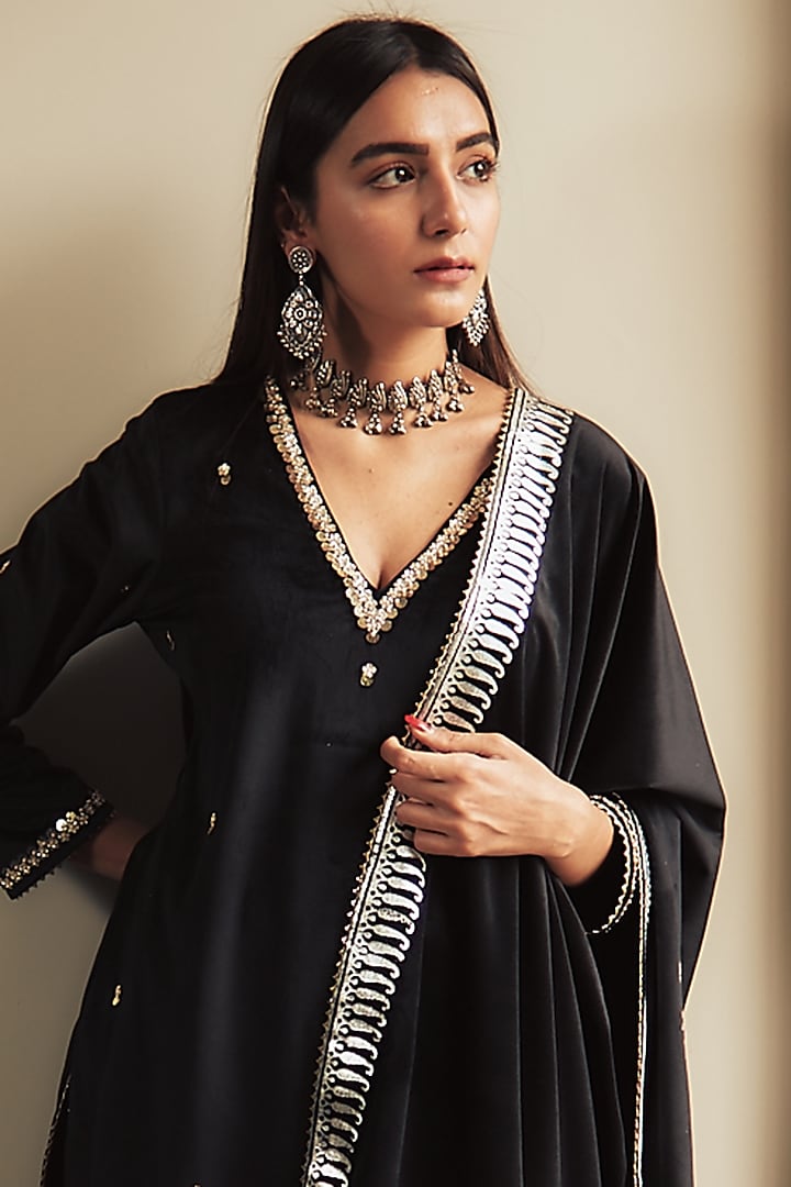 Black Embroidered Kurta Set by House of Pink at Pernia's Pop Up Shop