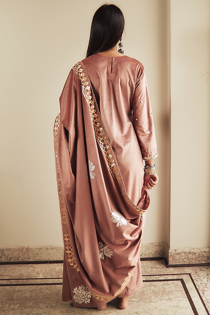 Dusty Pink Embroidered Kurta Set by House of Pink at Pernia's Pop Up Shop
