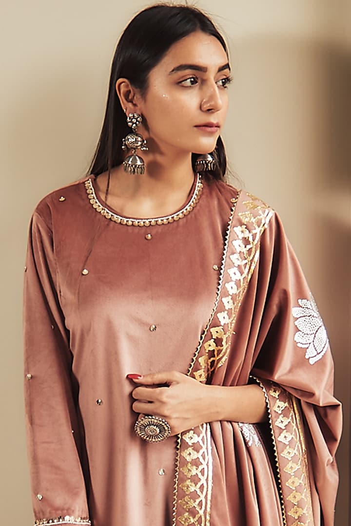 Dusty Pink Embroidered Kurta Set by House of Pink at Pernia's Pop Up Shop