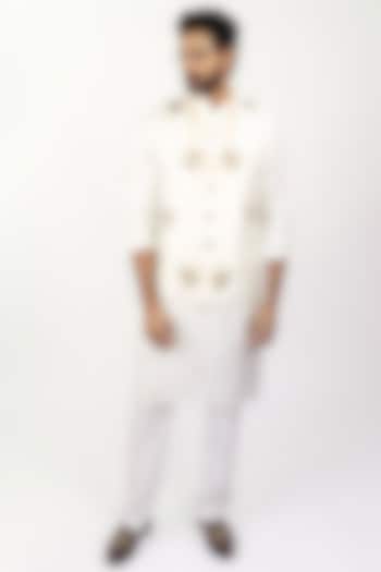 Ivory Linen Silk Satin Zardosi Embroidered Bundi Jacket Set by House of Sannidhi at Pernia's Pop Up Shop