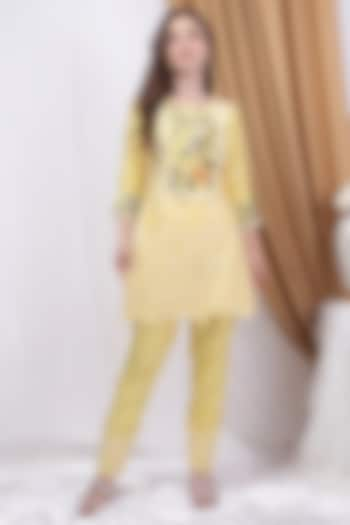 Yellow Chanderi Machine Embroidered Kurta Set by House Of Tushaom at Pernia's Pop Up Shop