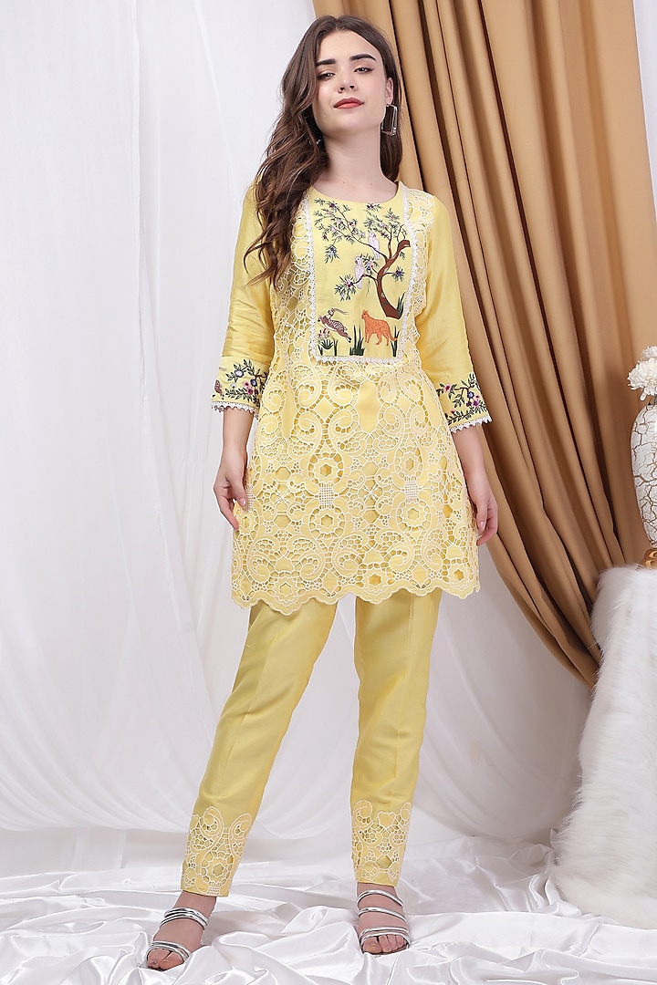 Yellow Chanderi Machine Embroidered Kurta Set by House Of Tushaom at Pernia's Pop Up Shop