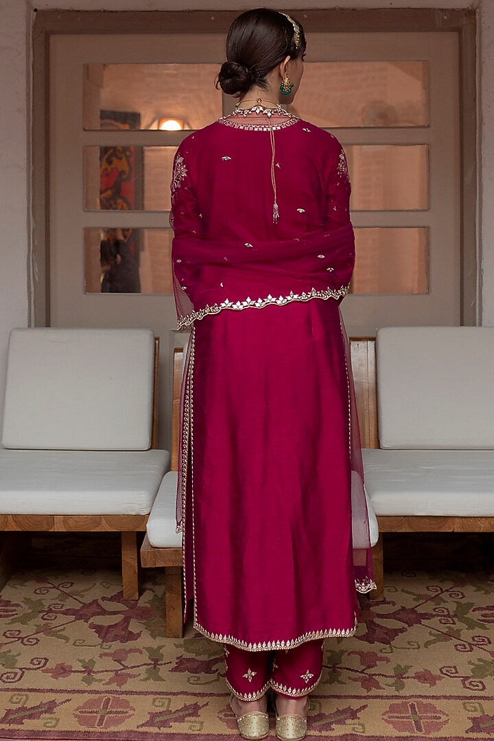 Rani Pink Mirror Embroidered Kurta Set by House of dasmaya at Pernia's Pop Up Shop