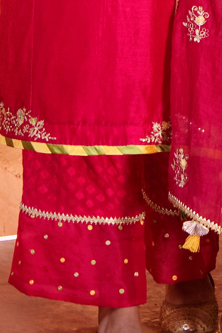 Rani Pink Zari Embroidered Kurta Set by House of Dasmaya at Pernia's Pop Up Shop