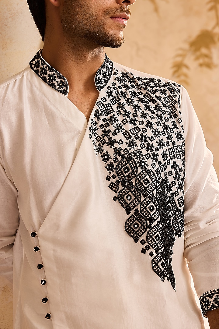 White Chanderi Resham Embellished Angrakha Kurta Set by NITIKA GUJRAL MEN at Pernia's Pop Up Shop