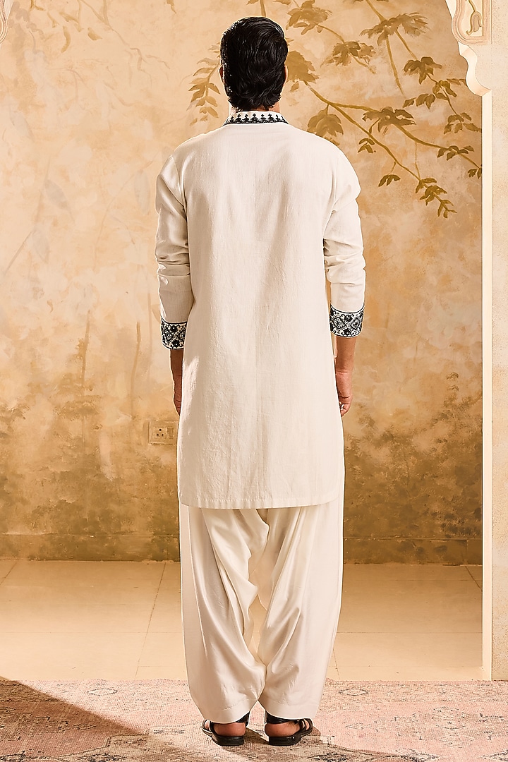 White Linen Resham Embellished Kurta Set by NITIKA GUJRAL MEN at Pernia's Pop Up Shop