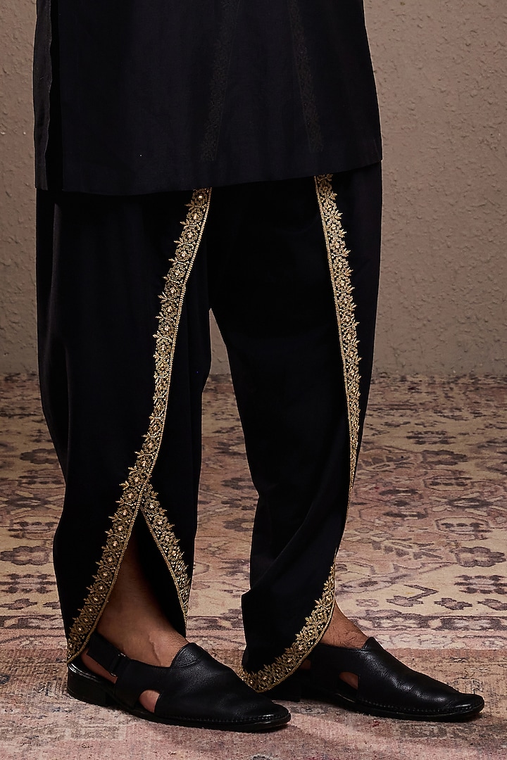 Black Chanderi Resham Embroidered Kurta Set by NITIKA GUJRAL MEN at Pernia's Pop Up Shop