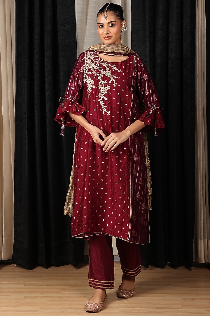 Maroon Banarasi Chanderi Machine Embroidered Kurta Set by House of Supriya at Pernia's Pop Up Shop