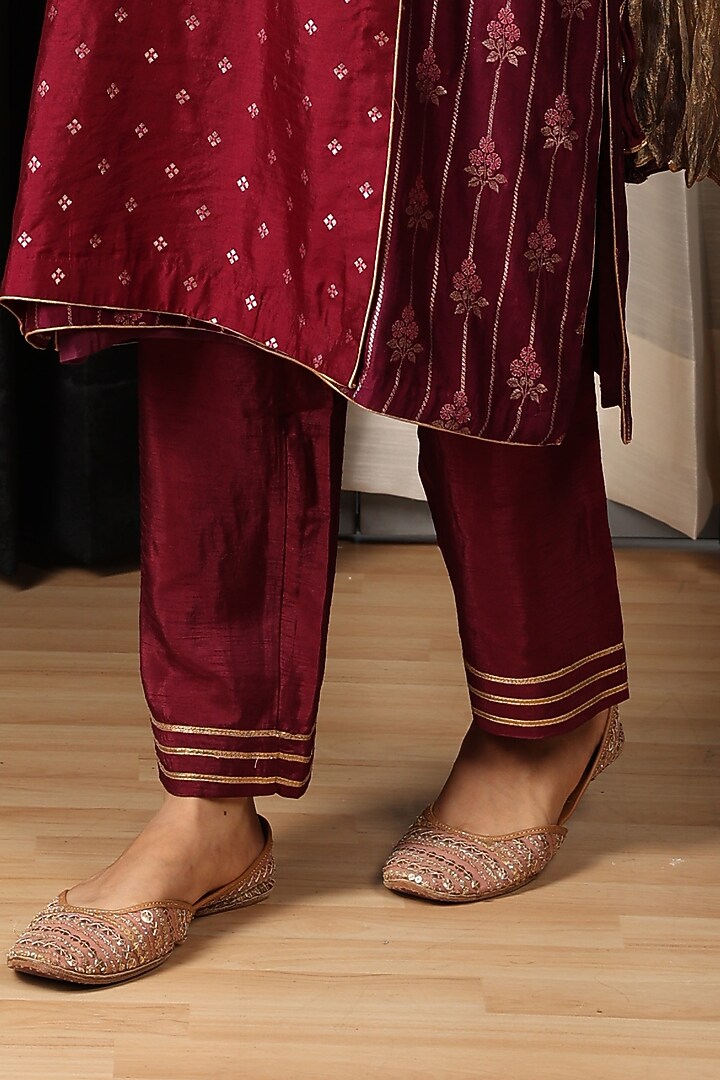 Maroon Banarasi Chanderi Machine Embroidered Kurta Set by House of Supriya at Pernia's Pop Up Shop