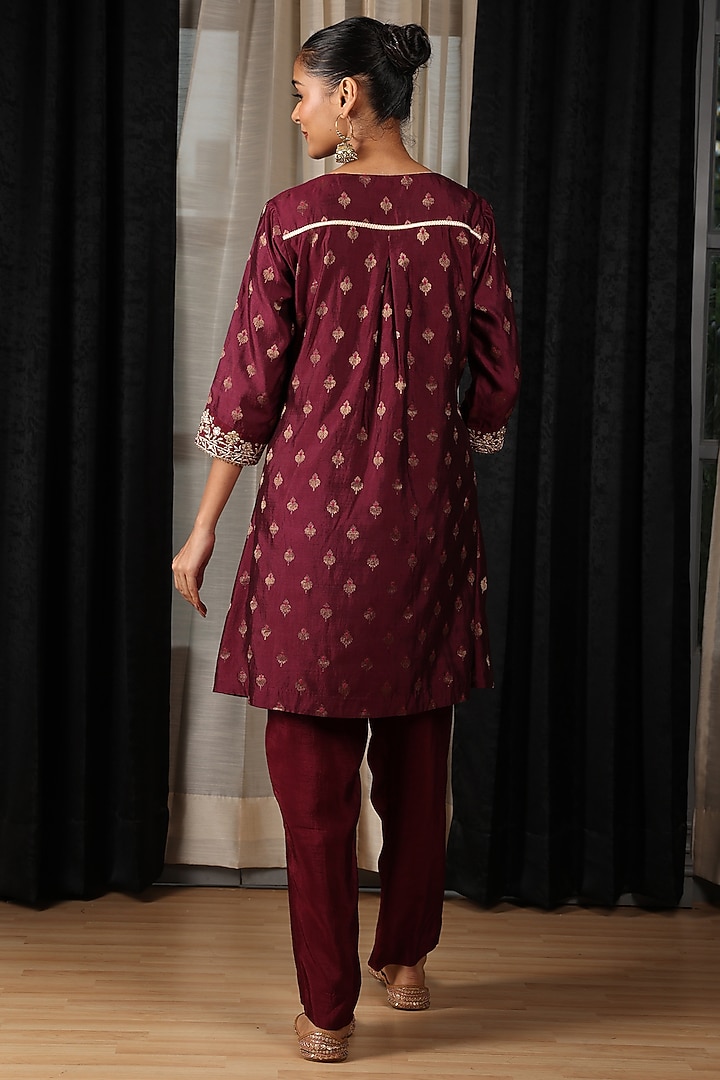 Maroon Banarasi Chanderi Hand & Machine Embroidered Kurta Set by House of Supriya at Pernia's Pop Up Shop