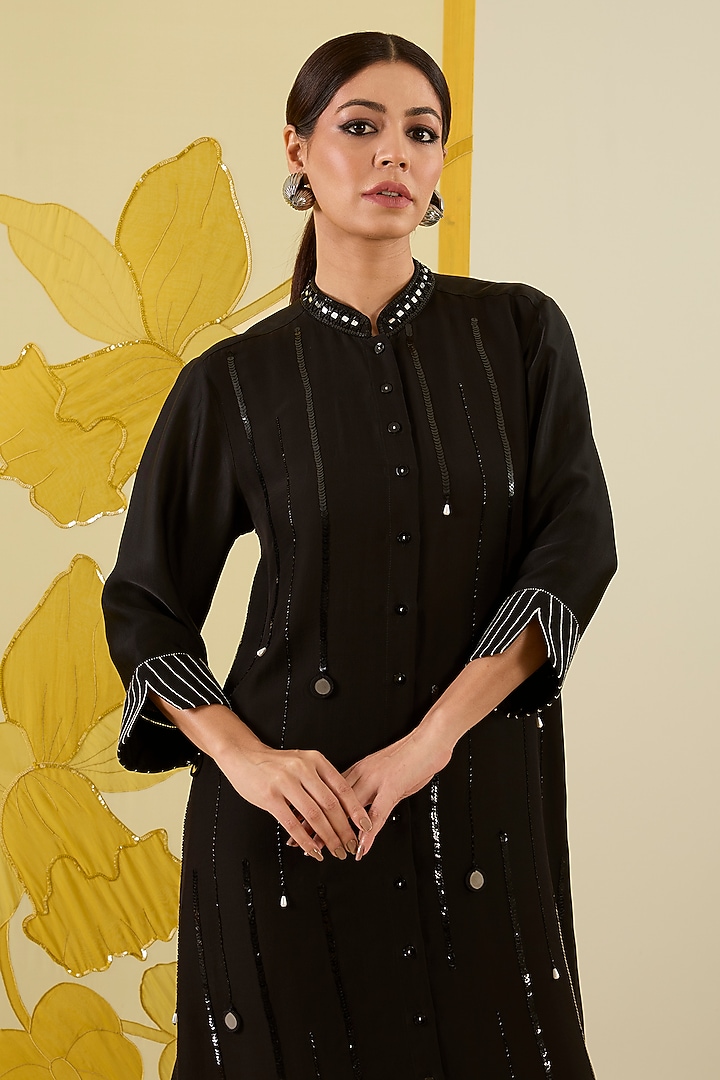 Black Silk Chanderi Floral Applique Work Kurta Set by I AM DESIGN at Pernia's Pop Up Shop