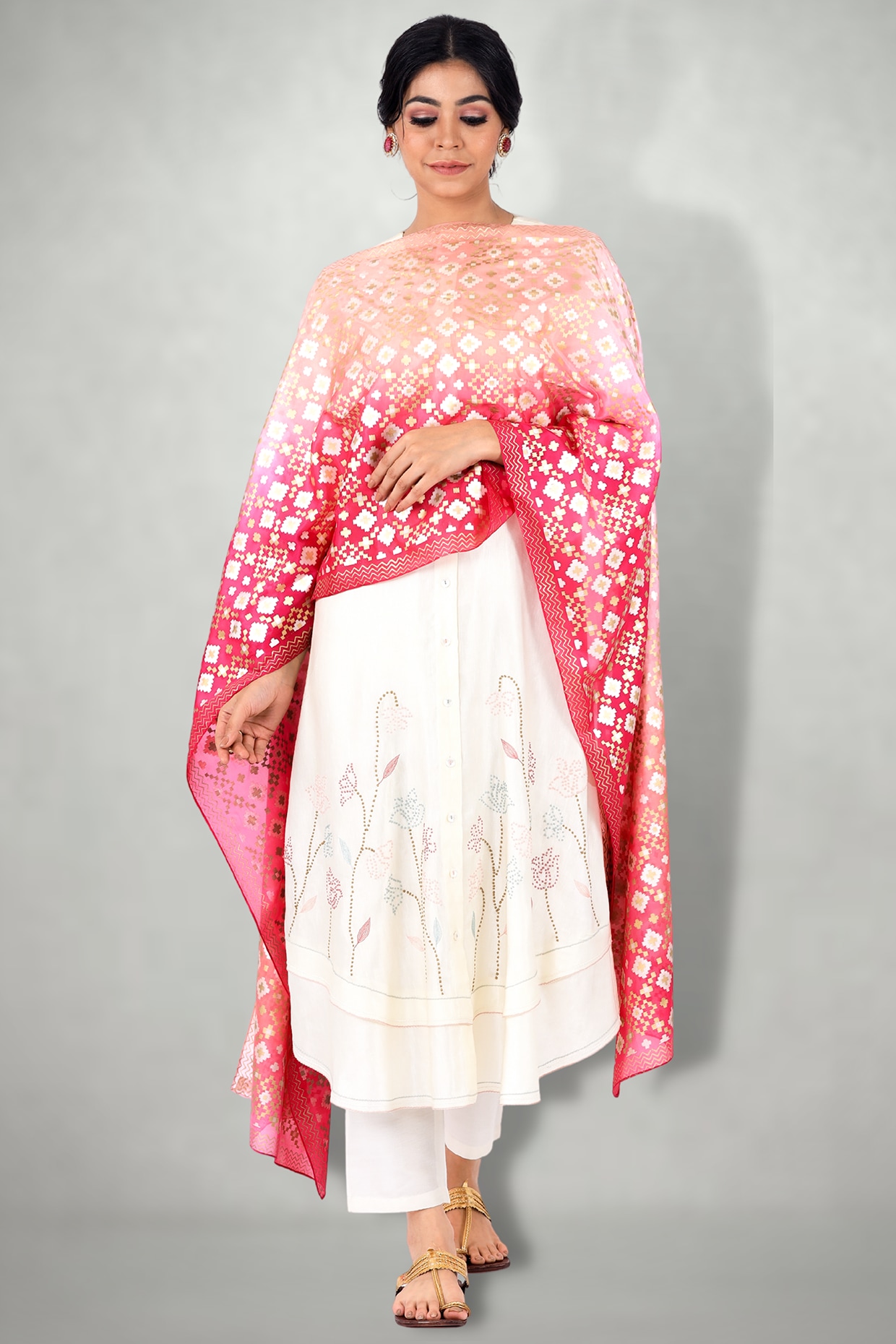 white kurti with bandhani dupatta