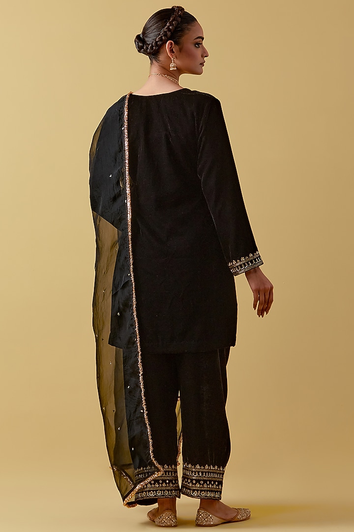 Black Velvet Hand & Machine Embroidered Kurta Set by Ikshita Choudhary at Pernia's Pop Up Shop