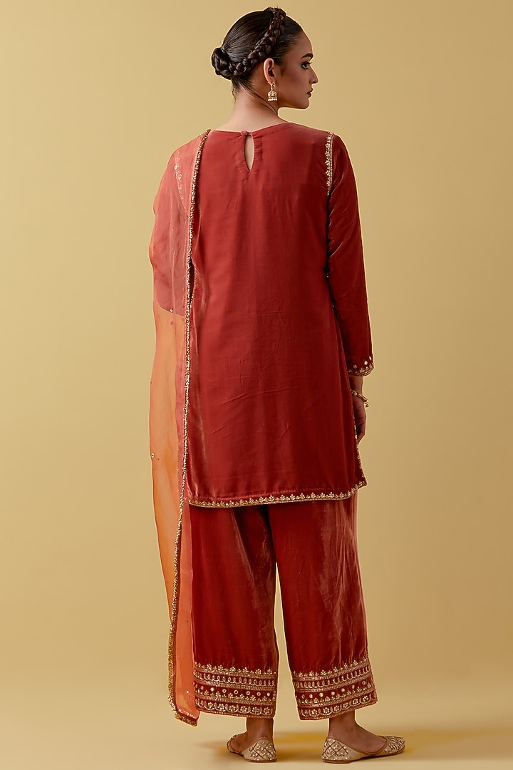 Peach Velvet Hand & Machine Embroidered Kurta Set by Ikshita Choudhary at Pernia's Pop Up Shop