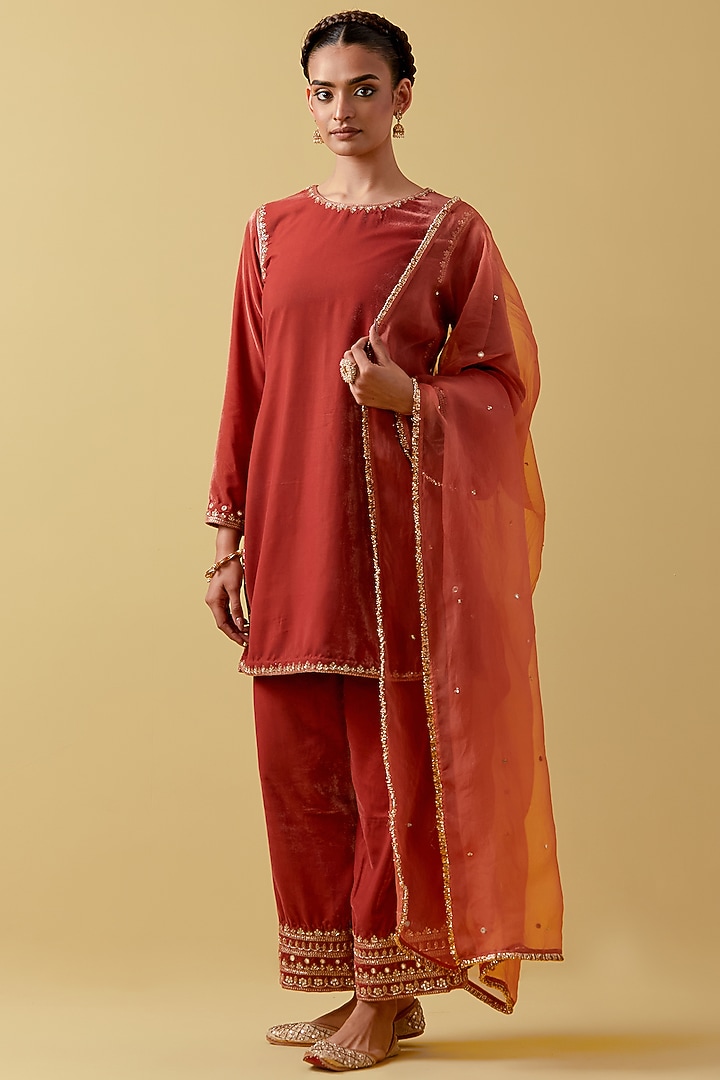 Peach Velvet Hand & Machine Embroidered Kurta Set by Ikshita Choudhary at Pernia's Pop Up Shop