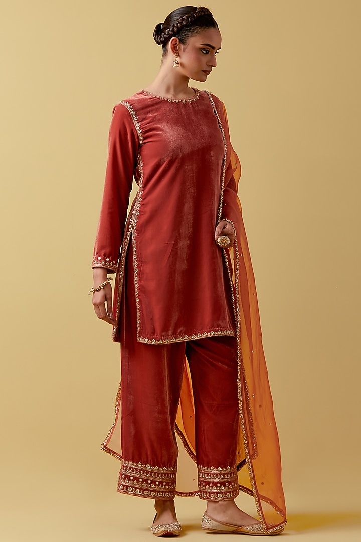 Peach Velvet Hand & Machine Embroidered Kurta Set by Ikshita Choudhary at Pernia's Pop Up Shop