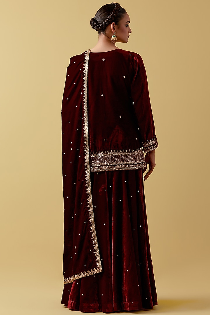 Maroon Velvet Hand & Machine Embroidered Kurta Set by Ikshita Choudhary at Pernia's Pop Up Shop
