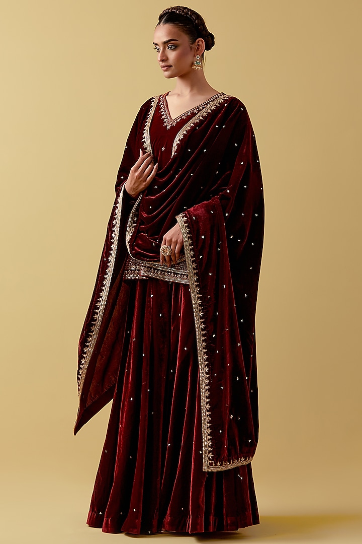 Maroon Velvet Hand & Machine Embroidered Kurta Set by Ikshita Choudhary at Pernia's Pop Up Shop