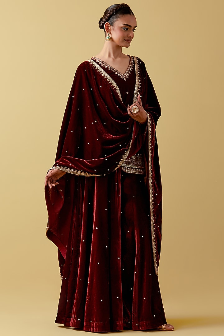 Maroon Velvet Hand & Machine Embroidered Kurta Set by Ikshita Choudhary at Pernia's Pop Up Shop