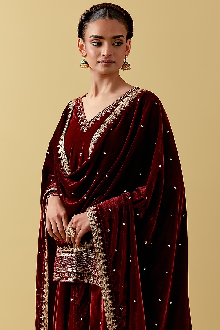 Maroon Velvet Hand & Machine Embroidered Kurta Set by Ikshita Choudhary at Pernia's Pop Up Shop
