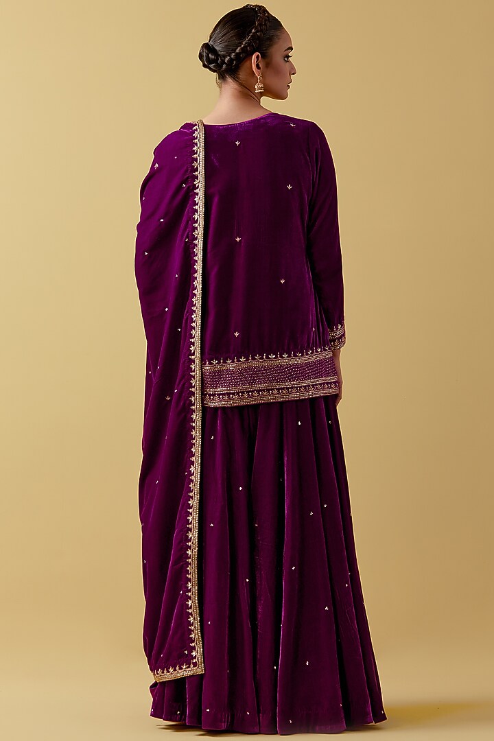 Magenta Velvet Hand & Machine Embroidered Kurta Set by Ikshita Choudhary at Pernia's Pop Up Shop
