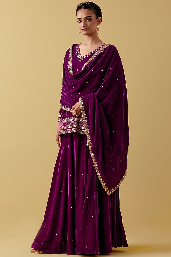 Magenta Velvet Hand & Machine Embroidered Kurta Set by Ikshita Choudhary at Pernia's Pop Up Shop