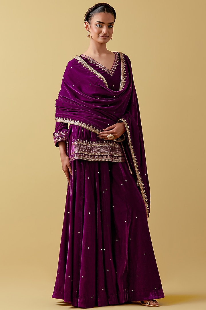 Magenta Velvet Hand & Machine Embroidered Kurta Set by Ikshita Choudhary at Pernia's Pop Up Shop