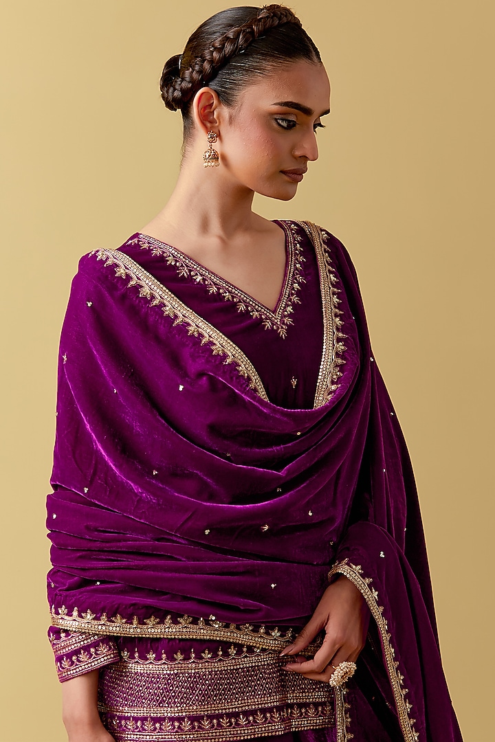 Magenta Velvet Hand & Machine Embroidered Kurta Set by Ikshita Choudhary at Pernia's Pop Up Shop