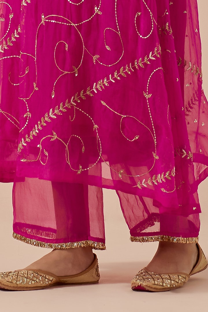 Magenta Organza Hand & Machine Embroidered Kurta Set by Ikshita Choudhary at Pernia's Pop Up Shop