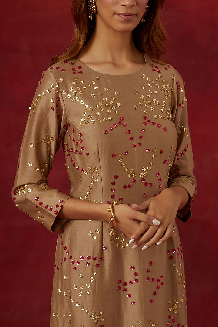 Beige Chanderi Silk Hand Embroidered Kurta Set by Ikshita Choudhary at Pernia's Pop Up Shop