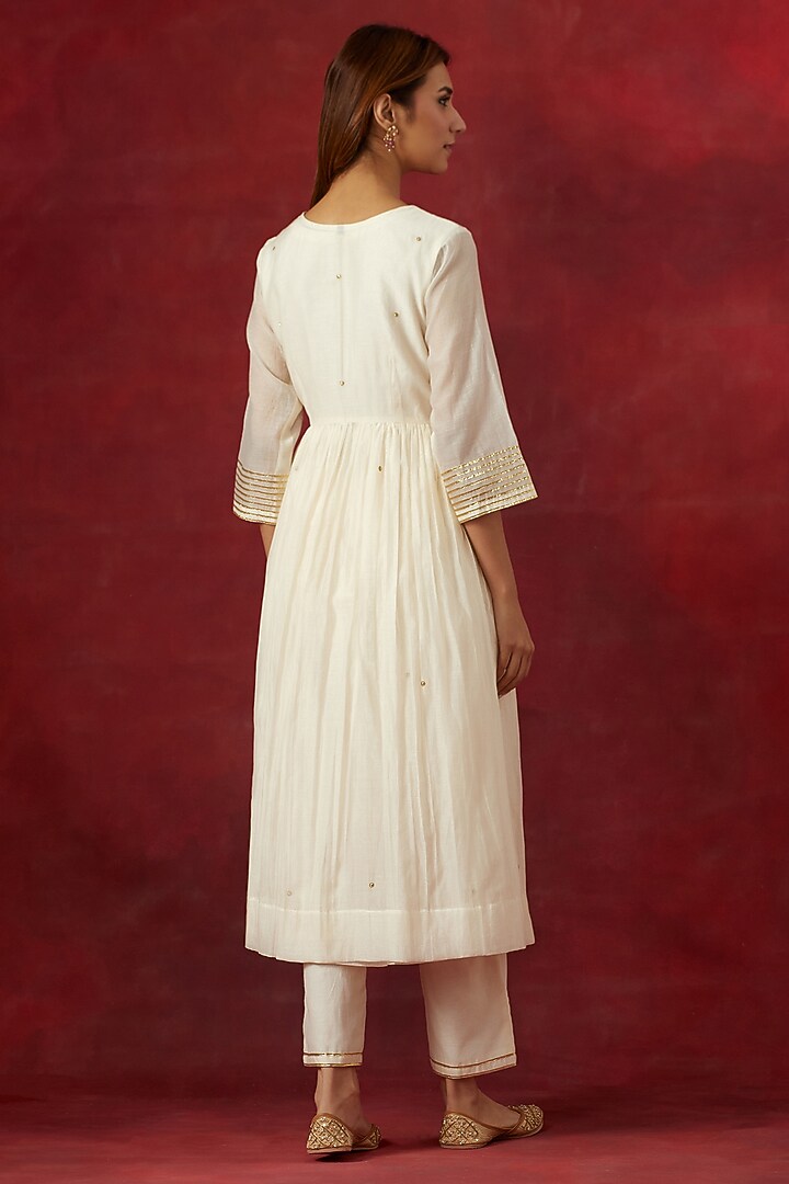 White Light Chanderi Hand & Machine Embroidered Kurta Set by Ikshita Choudhary at Pernia's Pop Up Shop