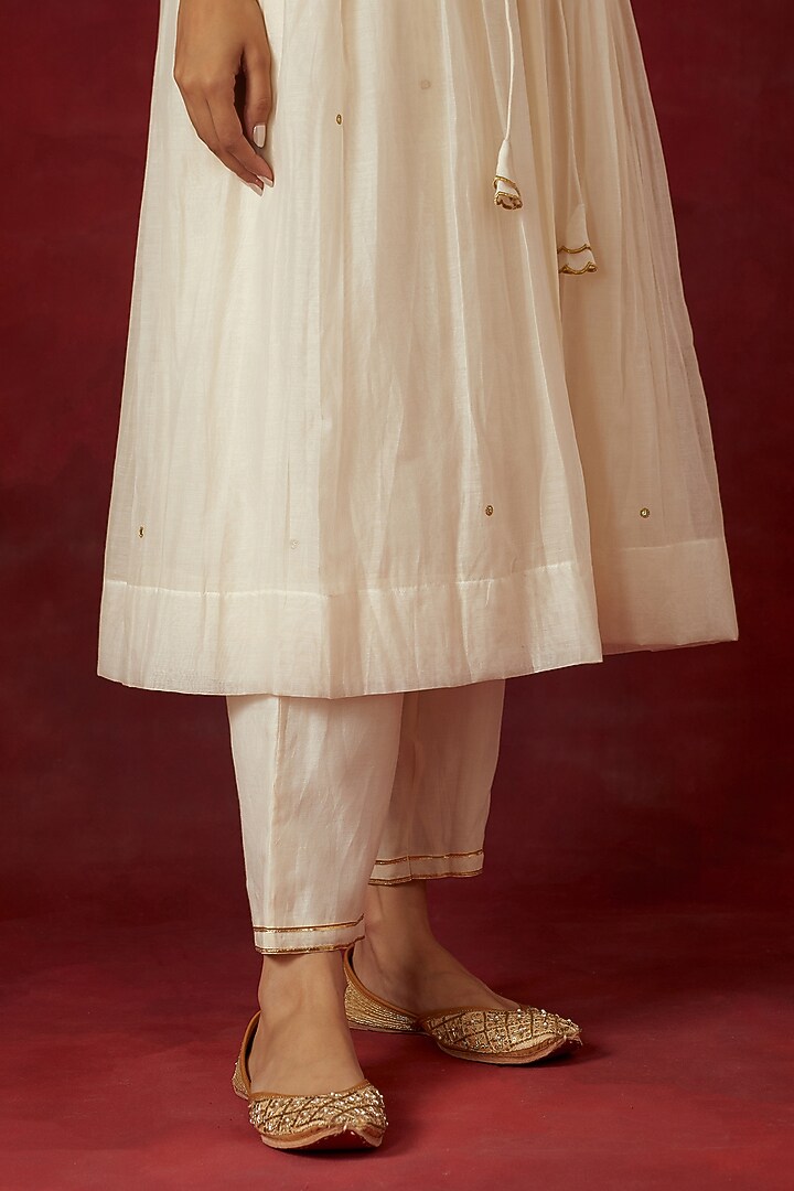 White Light Chanderi Hand & Machine Embroidered Kurta Set by Ikshita Choudhary at Pernia's Pop Up Shop