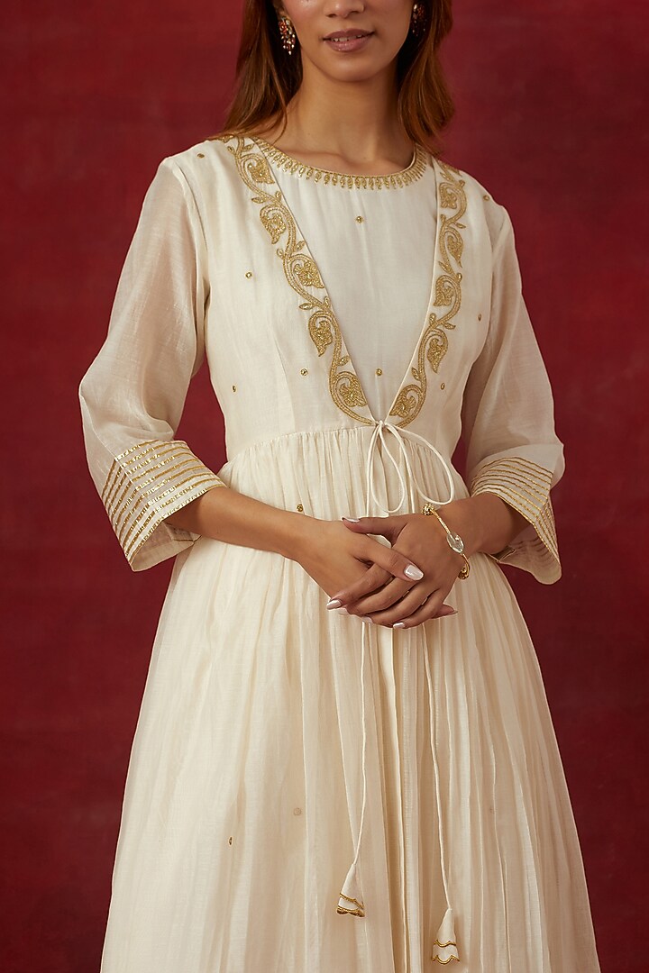 White Light Chanderi Hand & Machine Embroidered Kurta Set by Ikshita Choudhary at Pernia's Pop Up Shop