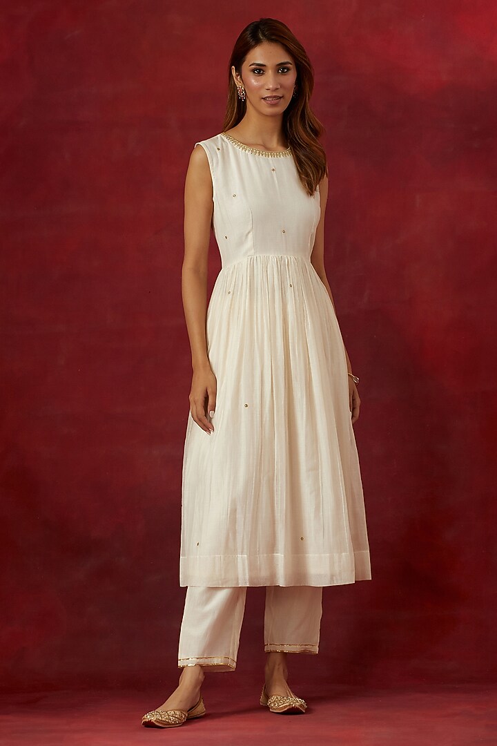 White Light Chanderi Hand & Machine Embroidered Kurta Set by Ikshita Choudhary at Pernia's Pop Up Shop