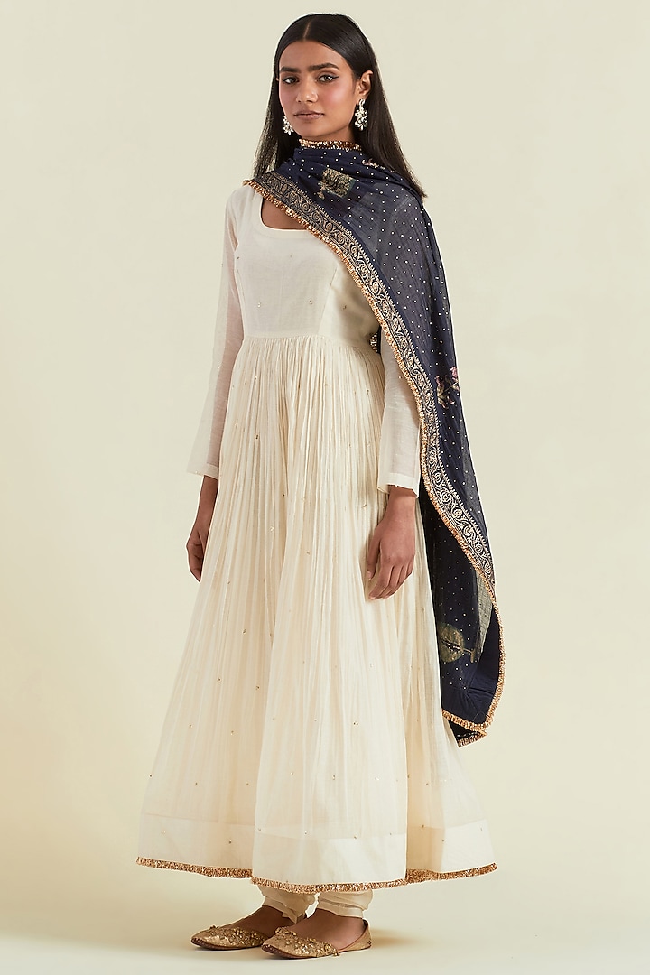 White Chanderi Hand Embroidered Anarkali Set by Ikshita Choudhary at Pernia's Pop Up Shop